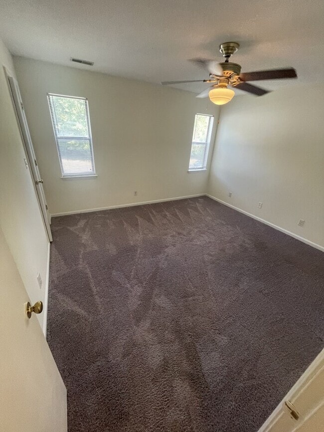 Building Photo - 2 bd 2.5 ba end unit townhouse