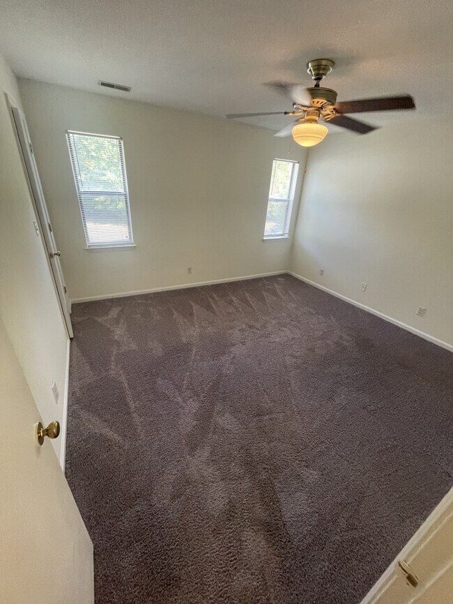 Foto del edificio - 2 bd 2.5 ba end unit townhouse