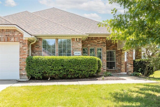 Foto del edificio - 5739 Derek Way