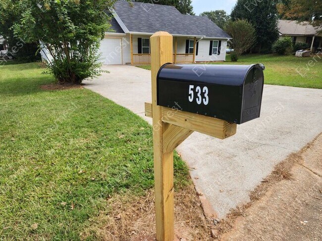 Foto del edificio - 533 Chestnut Ln