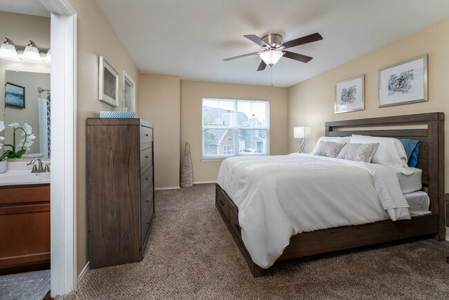 Large Bedrooms with Ceiling Fans - Windridge Townhomes