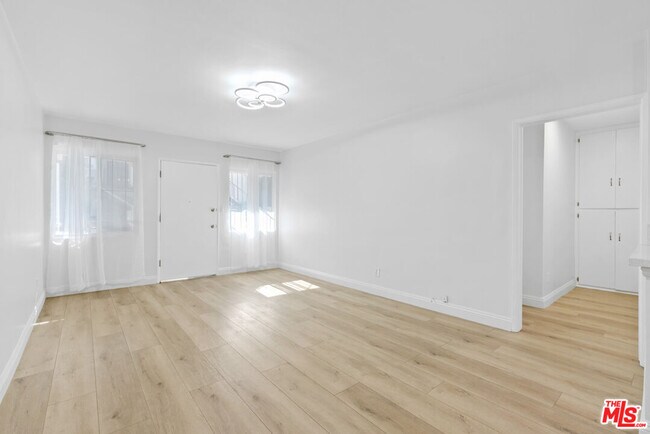 Foto del edificio - 6640 Woodman Ave