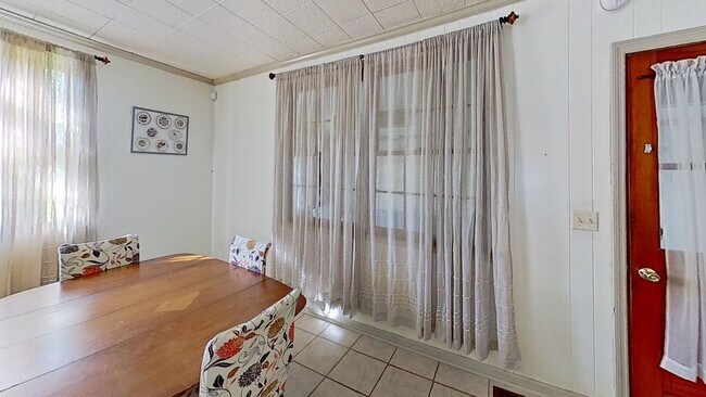 Foto del edificio - Renovated 3-Bedroom Home – Furnished or Unfurnished – Prime Location!