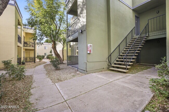 Foto del edificio - 740 W Elm St