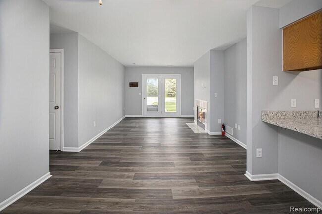 Building Photo - 15054 Riverside Dr