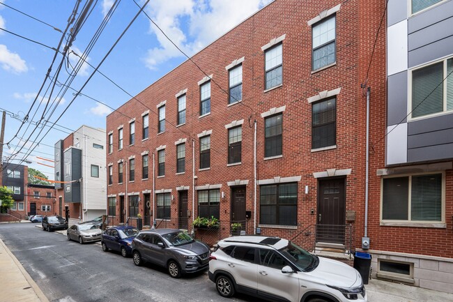 Frente de la casa frente a la calle 24.a - 2414 Manton St