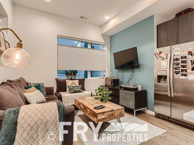 Foto del edificio - Beautiful townhome in the Sloans Lake Neighborhood.