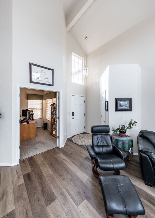 Building Photo - Gorgeous 4 Bedroom Townhome at Sonnet Spri...