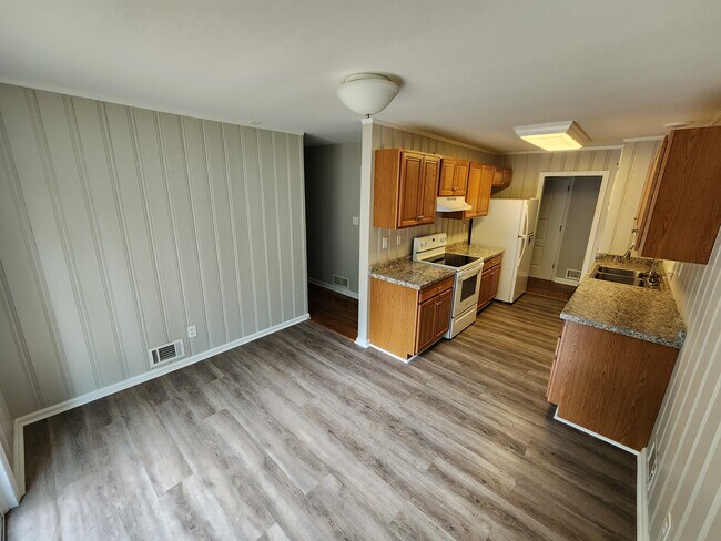 Building Photo - 530 Pinecrest Dr