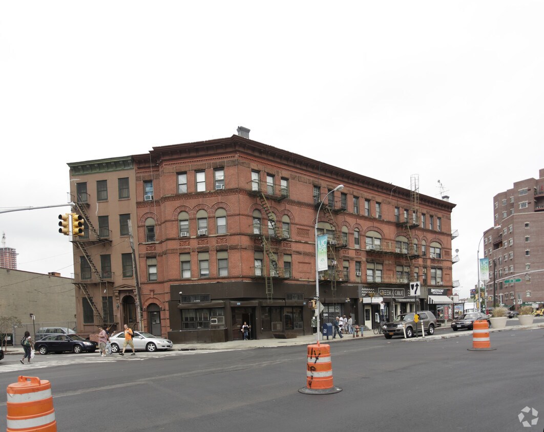 Foto del edificio - 10-87 Jackson Ave
