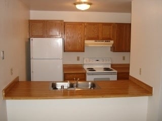 Building Photo - Beautiful spacious ground level 2 bed 1 ba...