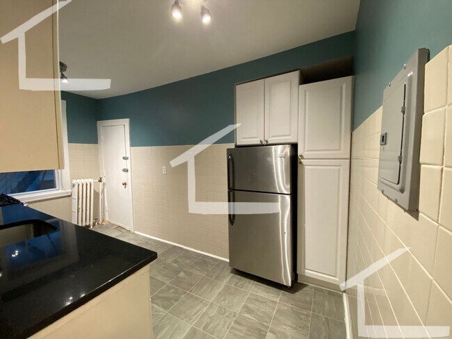 Building Photo - 3 Bedroom