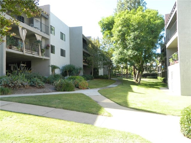 Building Photo - 242 E Fern Ave