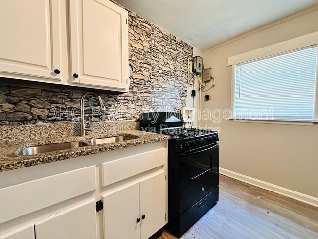 Foto del edificio - 2125 Larchwood Rd SW