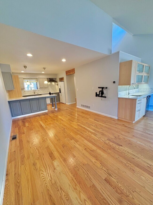 Building Photo - Spacious 3-Bedroom Condo in Prime Golden Location!! Available Now!!