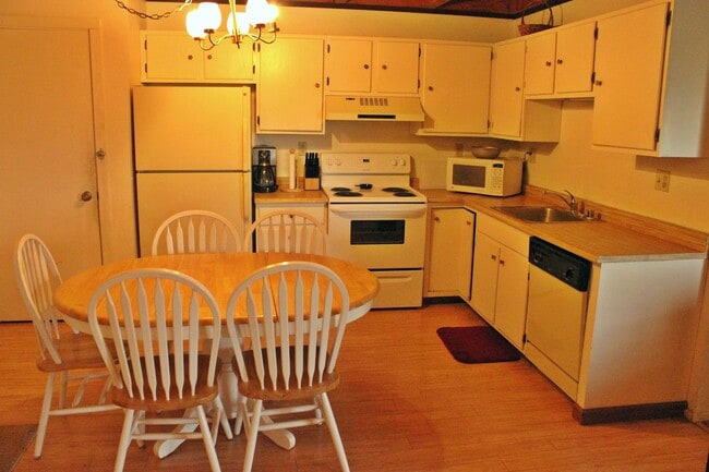 Building Photo - Treehouse Condo- 2 Bedroom/2 Bath Unit wit...