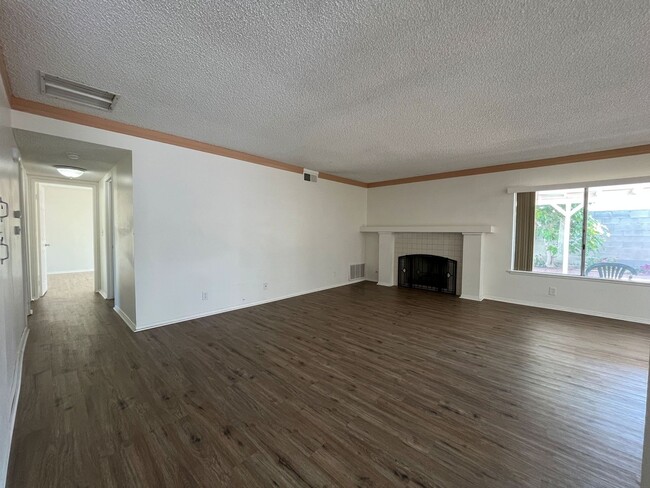 Building Photo - Simi Valley 3BR w/RV parking, AVAILABLE NOW!