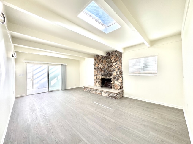 Building Photo - 15560 Calgary St