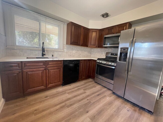 Foto del edificio - 3-Bedroom Home in Sought-After Cranbrook V...