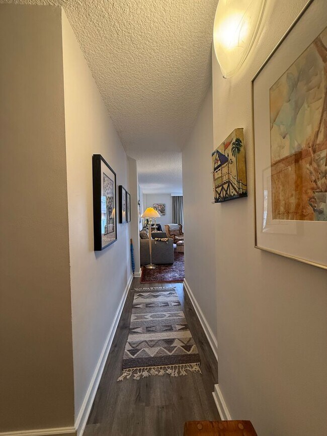 Building Photo - Immaculate condo with full mountain range views!