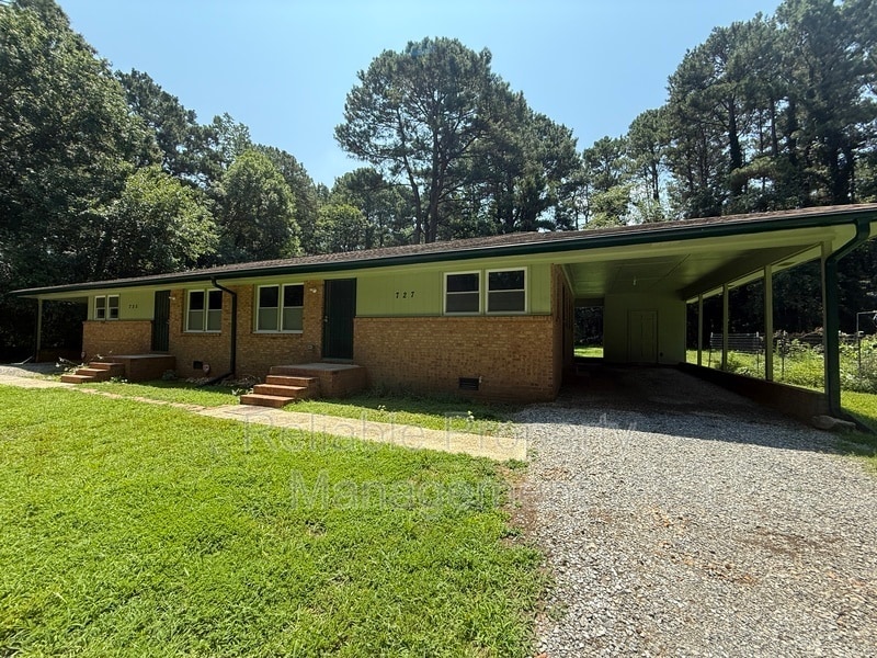 Primary Photo - 727 Locust Ln