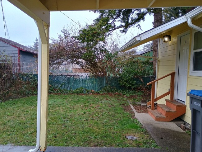 Building Photo - Cozy 2 Bedroom Bremerton Unit Within Walki...