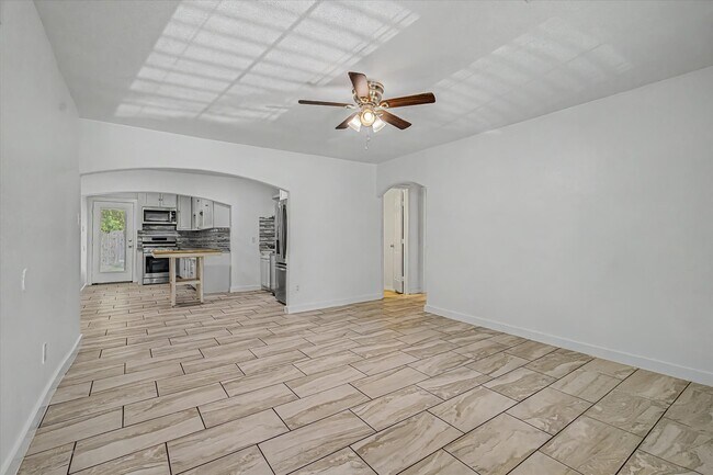 Building Photo - 8159 Glenhollow Dr