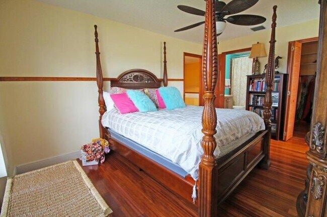Building Photo - 2024 Normandy Circle,