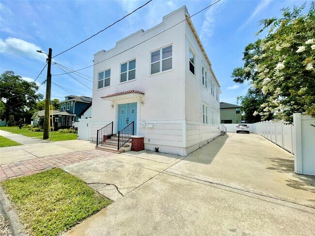 Building Photo - 308 W Warren Ave