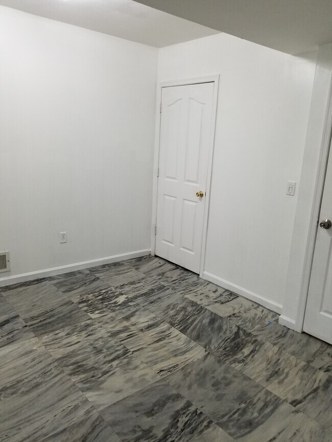 Large bedroom - 192 Hylan Blvd