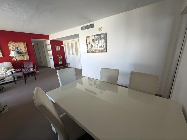 Foto del edificio - 17021 N Bay Rd