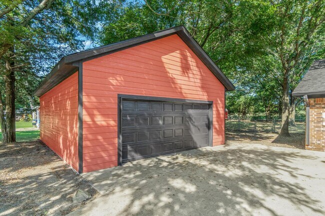 Building Photo - 910 Willow Dr