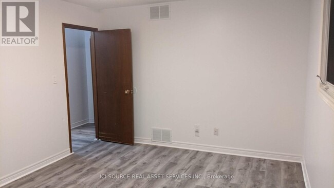 Building Photo - 354 Park Rd N