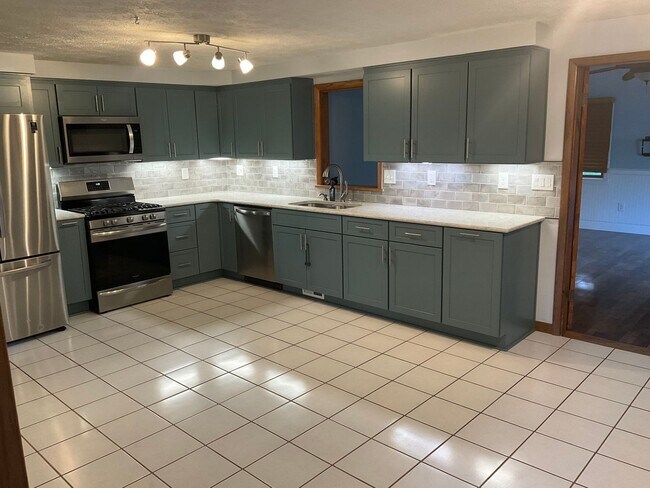 Foto del edificio - Spacious 3bed 3 bath Split-Level in Bethel Park – Updated Interiors & Private Backyard Oasis