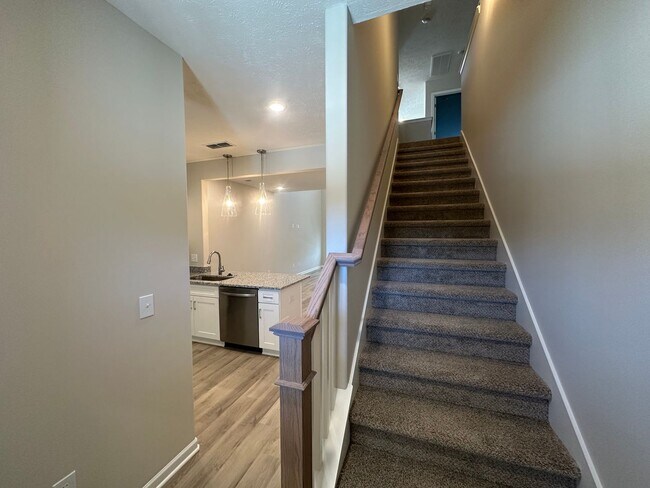 Foto del edificio - BRAND NEW 4 Bed 3 Bath Townhome Near The H...