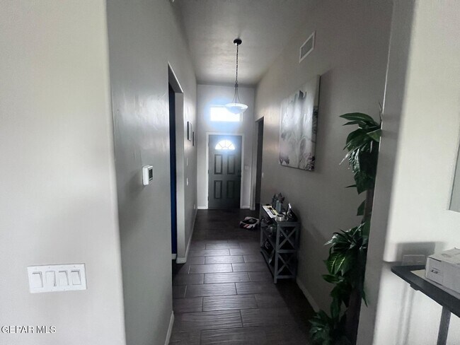 Foto del edificio - 12873 Haxby St