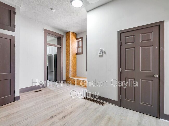 Foto del edificio - 214-216 W Steins St