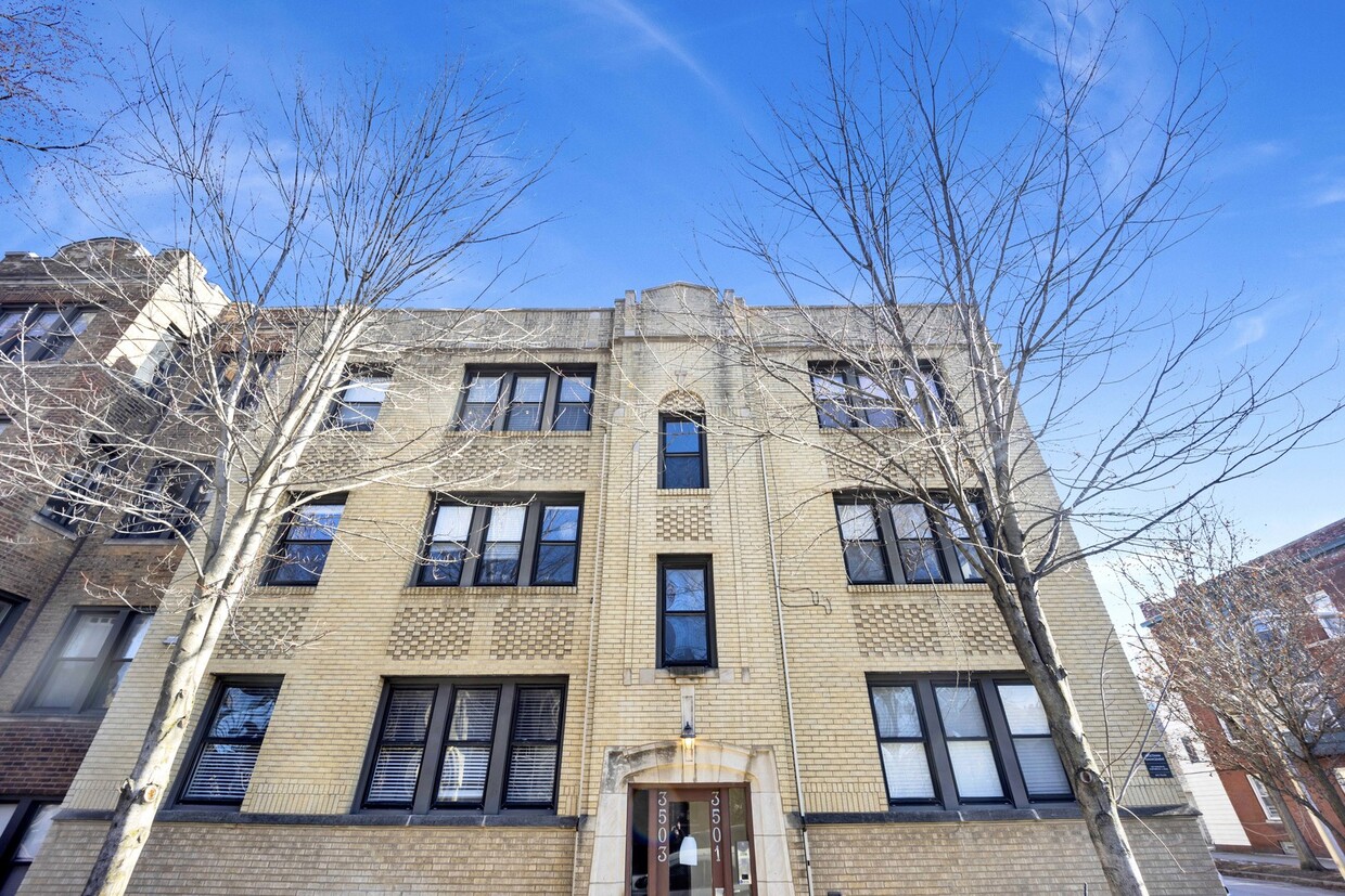 Foto principal - 3501 N Racine Ave