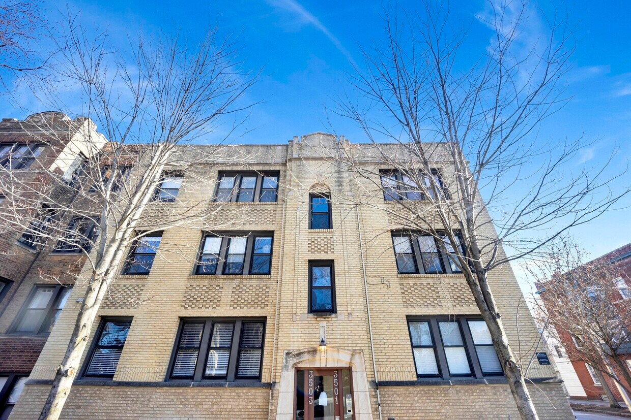 Foto principal - 3501 N Racine Ave