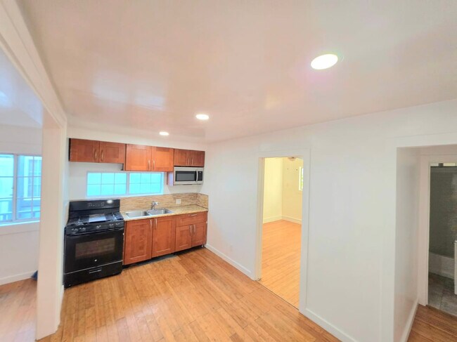 Foto del edificio - 1361 W Vernon Ave