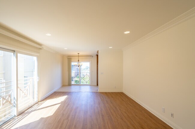 Building Photo - 2300 Fox Hills Dr