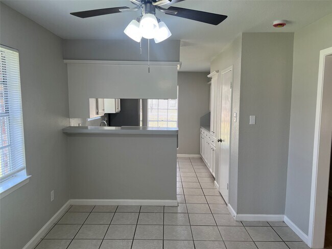 Building Photo - 2402 Fawnwood Ln