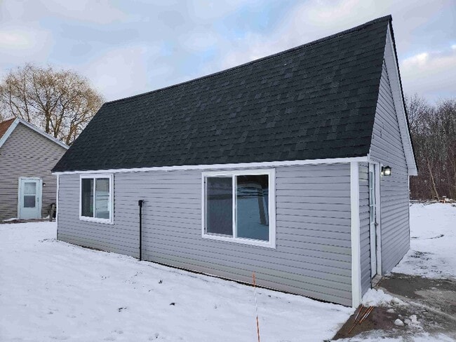 Building Photo - 14572 N Saginaw Rd