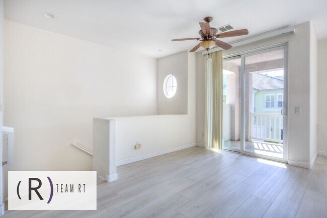 Foto del edificio - A Stunning Two-Story 2 Bed 2 Bath Home nea...