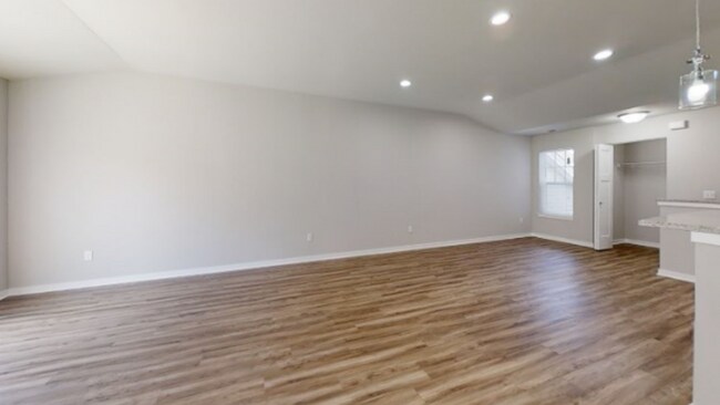 Building Photo - Condo Style Upper 2 Bedroom 2 Bathroom Apartment is Available