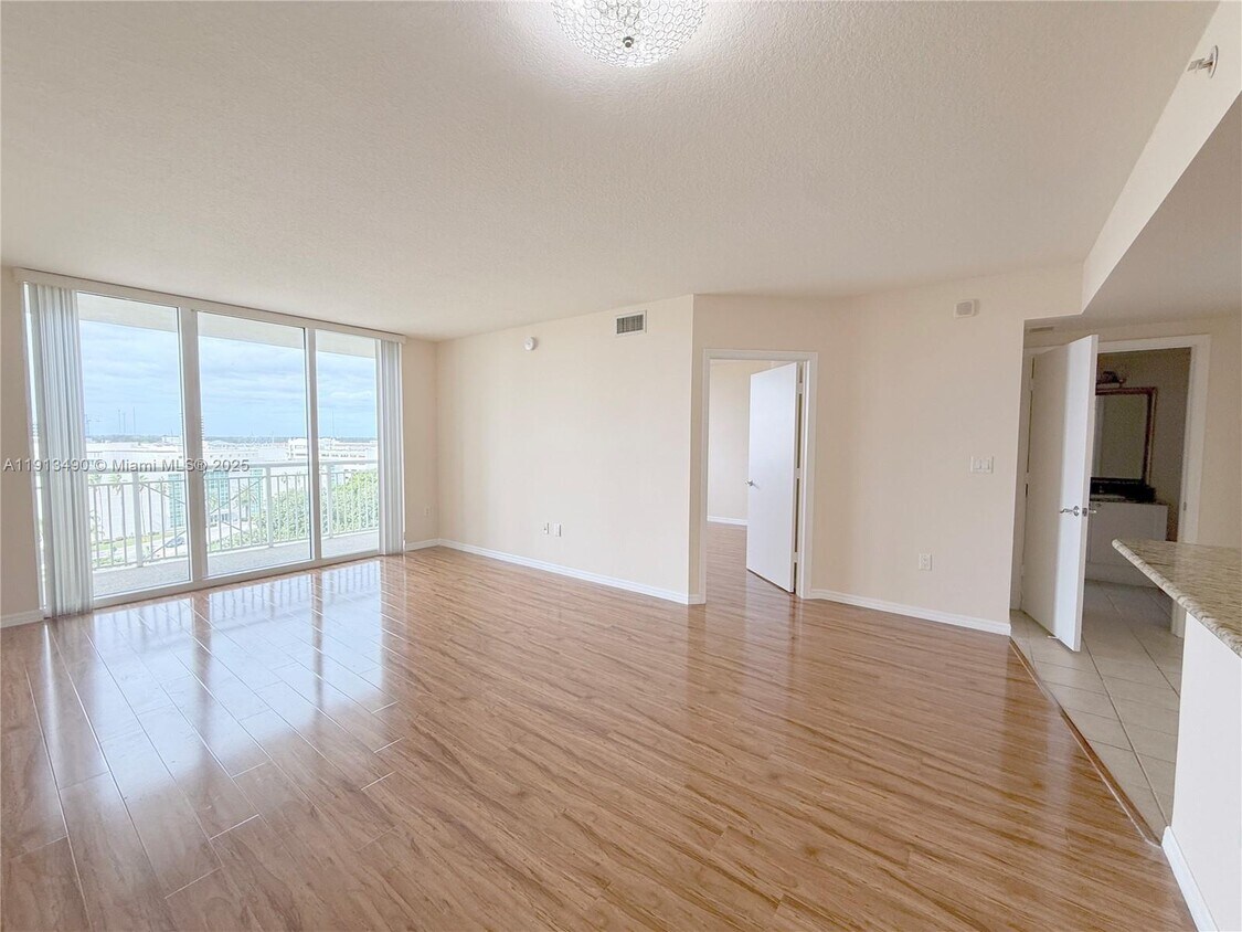 Foto principal - 19501 W Country Club Dr