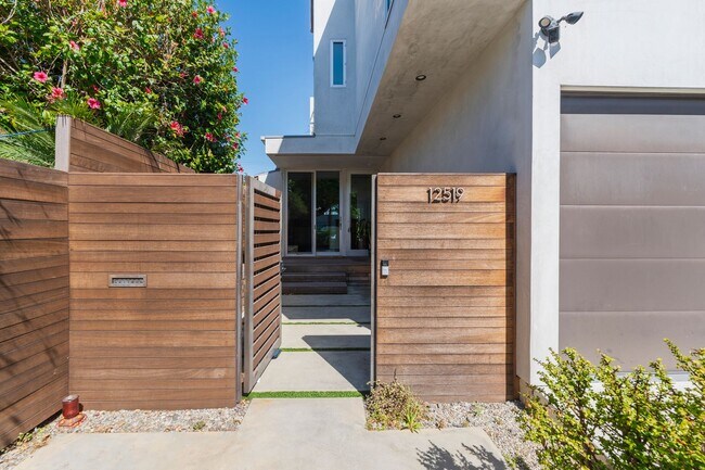 Building Photo - Stunning Custom Home in Del Rey