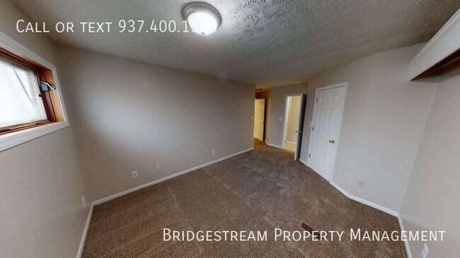 Building Photo - Spacious 3 bedroom, 2 full bath house with...