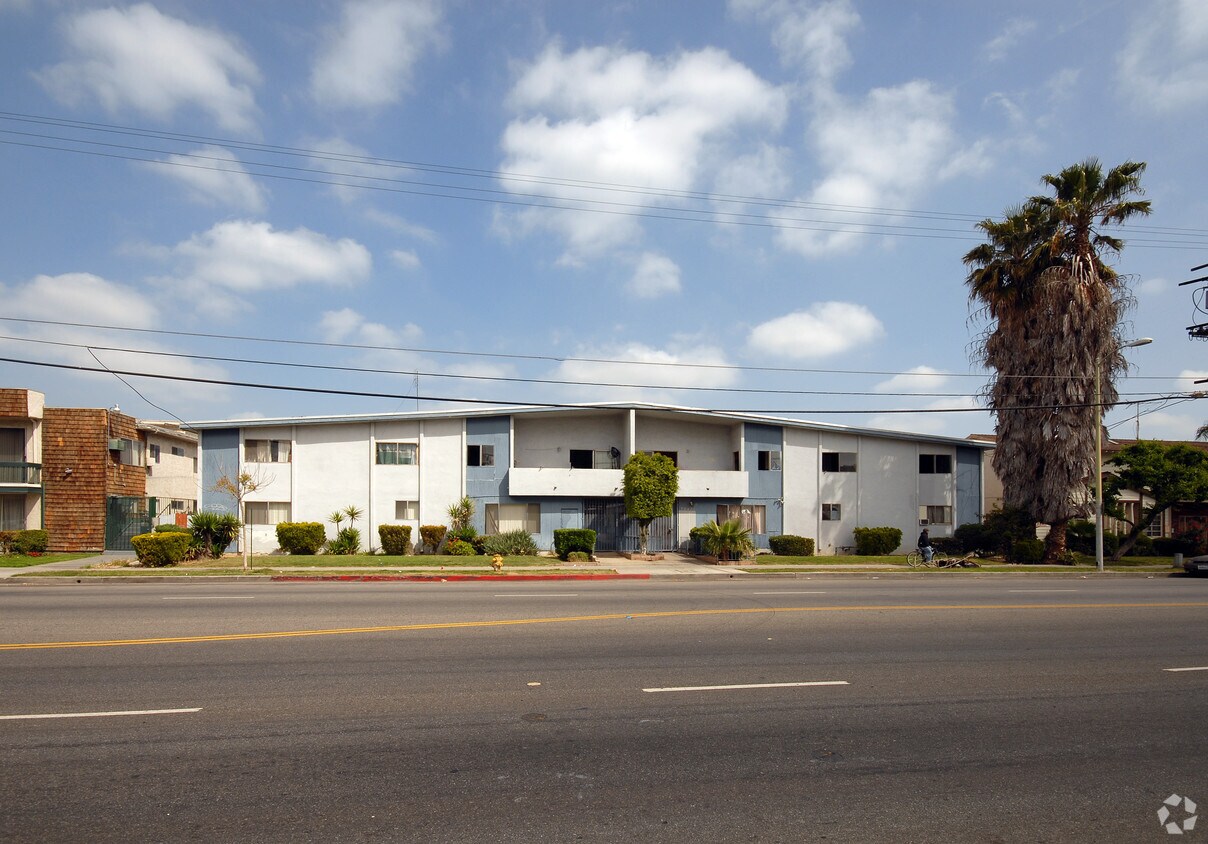 Building Photo - 20421 Saticoy St