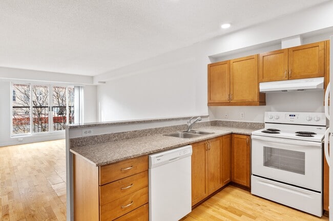 Building Photo - Clarendon Lanes